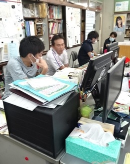 生徒の顔を思い浮かべながらの画像
