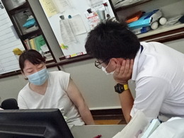 熱心に学んでいますの画像