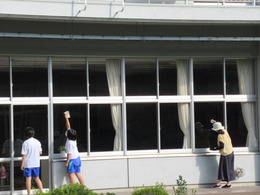 校舎内の窓ふきの画像