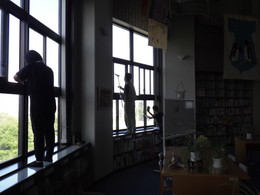 図書館の高い窓の窓ふきの画像