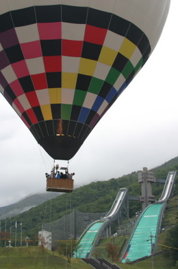 熱気球で大空への画像