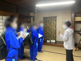 訪れた施設で説明を聞く生徒たちの画像