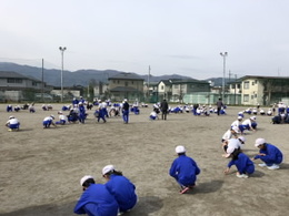 運動のつどいで校庭の石拾いの画像