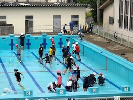 プール開きに向けて掃除の画像2