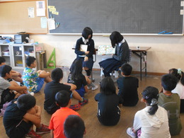 生徒による高島小学校での読み聞かせの様子の画像1