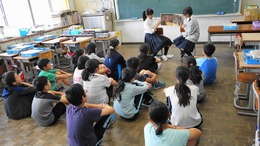 生徒による高島小学校での読み聞かせの様子の画像2