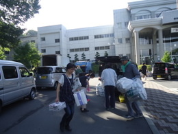 学校の駐車場で資源を分別する様子の画像
