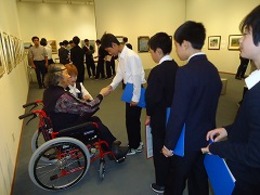 上中の大先輩原田先生と握手の画像