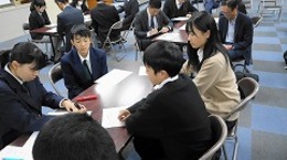 他校の中学生や小学生と組んでグループワークをしましたの画像