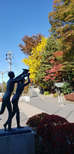 「空へ」の像とともにの画像