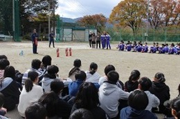 代表生徒が消火器の使い方を実演しましたの画像