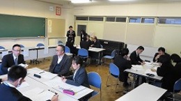 放課後、先生方がよりよい授業にするために意見を戦わせましたの画像