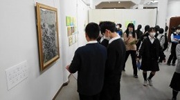 野村千春さんの作品と友だちの作品を見比べてみますの画像