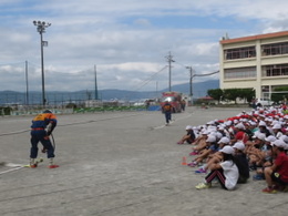 ホースを持って走る姿もかっこいいの画像