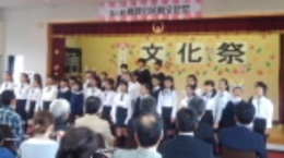 地域の皆さんの前での画像