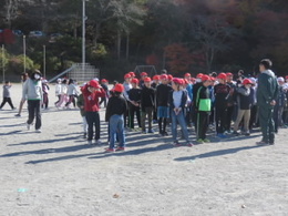 校庭で整列の画像