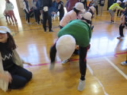 手をつないでまたいでくぐらせての画像
