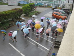 傘の下校の画像
