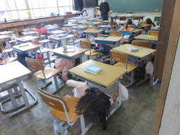 静かに机の下への画像
