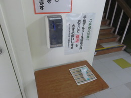 非接触型体温計と手指消毒（自動）の画像