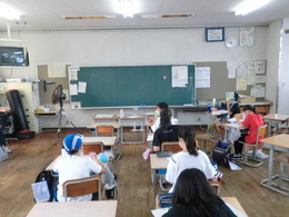 教室で勉強の画像