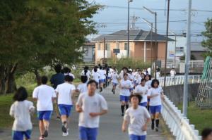 放課後は全校で15分間走をしています。