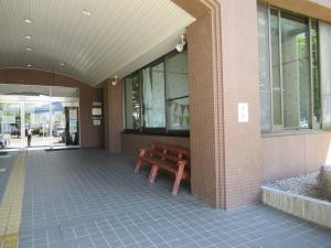 諏訪市図書館の入り口のベンチです。