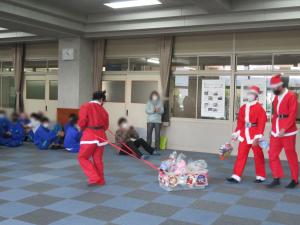 サンタクロースやトナカイに扮した生徒たちがプレゼントを運んできました。