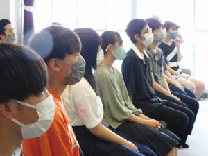 真剣に聞き入る生徒たち