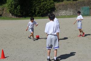 サッカーを楽しむ生徒