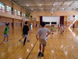 サークル活動を体育館で楽しむ