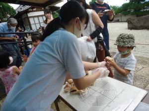小さい子へパンをどうぞ