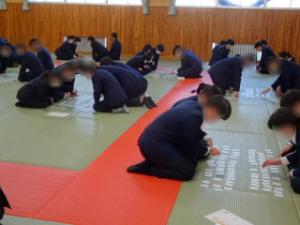 武道場の畳の上で百人一首源平合戦をクラス対抗で行いました。