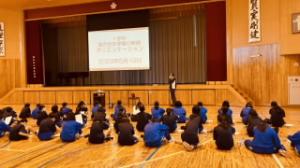 地域学習について熱心に聞く生徒たち