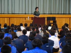 城南小学校の5，6年生も来校して中学生と一緒に講演を聞きました。