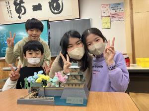 完成した高島城を喜ぶ子ども達