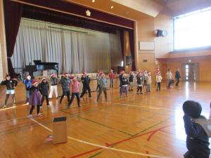 サンタの帽子をかぶって歌う子ども達