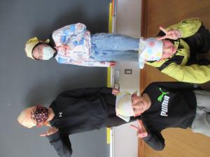 タイダイバンダナをかぶる子ども