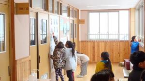 作品を見る子ども達