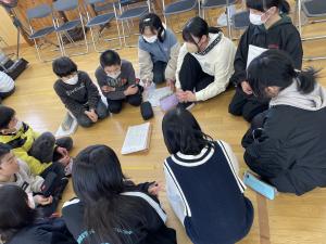 児童会の引き継ぎをする５，６年生