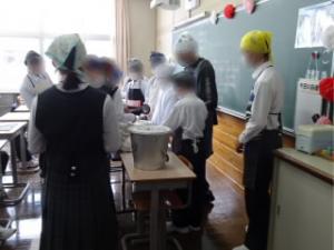 初めての配膳。中学校は盛り付ける量も多くて大変そう。