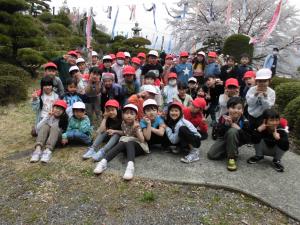 桜の花の下の子ども達