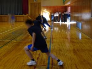 バスケットボールの練習を見学する1年生