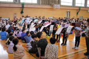 ランドセルでおめでとうを表現する子ども