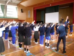 中体連夏季大会に向けて、全校で応援練習を行いました。