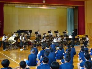 吹奏楽部によるコンクールの課題曲、自由曲の演奏の様子。