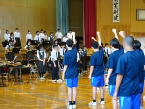 合唱部と吹奏楽部を前に、全校でエールを送る様子。