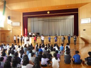 全校の前で紹介される後期児童会役員の皆さん
