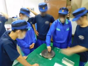 生徒が精密コマを回す様子