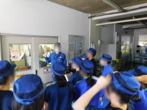 生徒が工場を見学する様子
